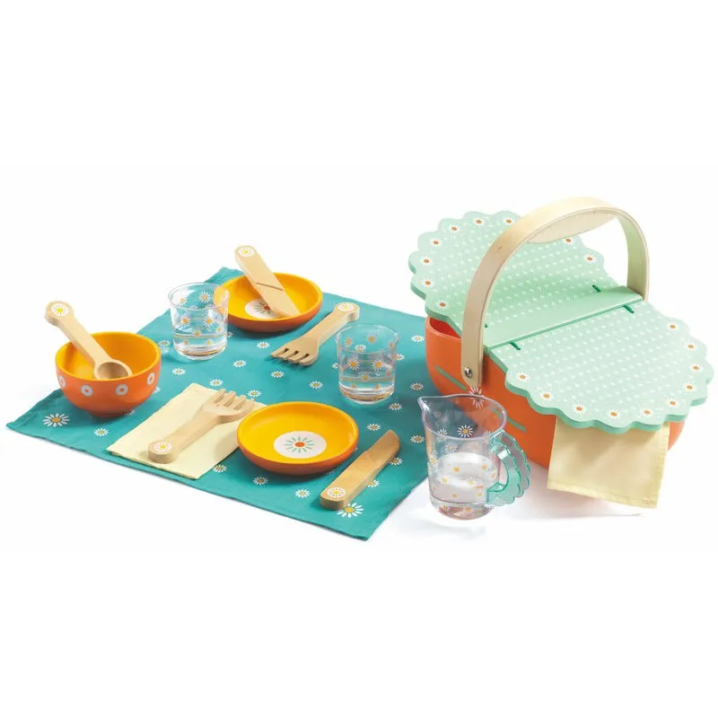 Mini jeu de pique-nique Pâquerette DJECO 6527: nappe turquoise, vaisselle orange et jaune, paniers, assiettes, gobelets et couverts en bois.