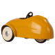 Petite souris et sa voiture de collection jaune avec garage Maileg