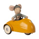 Petite souris et sa voiture de collection jaune avec garage Maileg