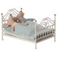 Grand lit vintage en métal blanc pour souris Maileg