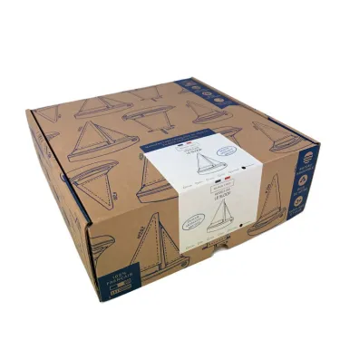 Boîte carton du petit bateau jouet en bois Sloop Tirot, emballage illustré de voiliers, guide assemblage et informations produit.