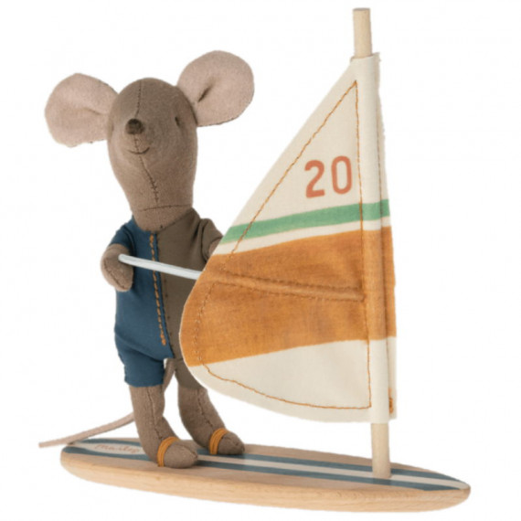 Petit frère souris à la plage avec sa planche à voile Maileg