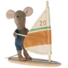Petit frère souris à la plage avec sa planche à voile Maileg