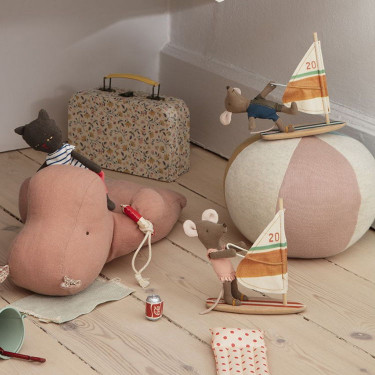 Petite soeur souris à la plage avec sa planche à voile Maileg