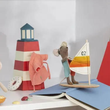 Grand frère souris à la plage avec sa planche à voile Maileg