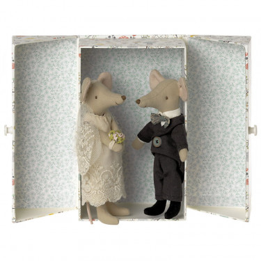 Couple de souris en tenue de mariage et dans leur boîte Maileg