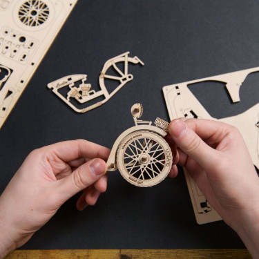 Moto Indie– UGEARS Puzzle 2,5D en bois