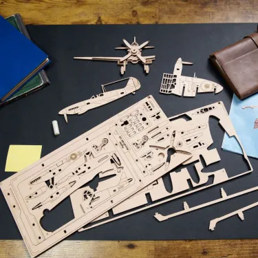 Avion de chasse – UGEARS Puzzle 2,5D en bois