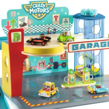 Garage en bois Crazy Motors DJECO 5495 avec voitures et stationnement multicolore en bas, tunnel et toboggan bleu.