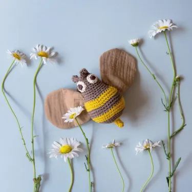Jouet apaisant "Abeille" en crochet en coton bio - Myum -The veggy toys
