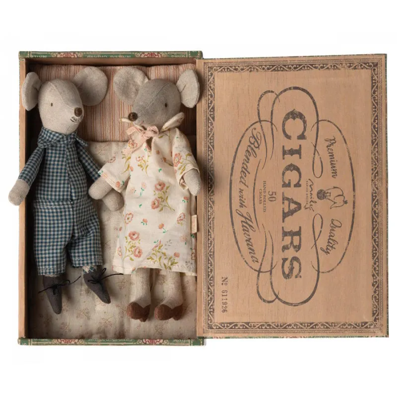 Grand-mère & grand-père souris dans leur boîte à cigares Maileg