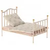 Lit vintage en métal couleur rose pour souris Maileg