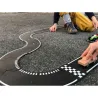Circuit Grand Prix Waytoplay : coffret 24 pcs, enfant posant une voiture sur piste noire avec virages et damier.