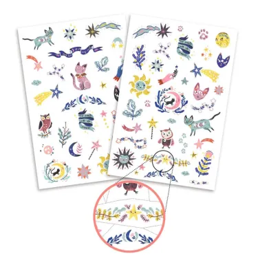Tatouages phosphorescents “Sweet dreams” DJECO 9592: planches avec motifs de chats, étoiles et éléments astrales sur fond blanc, détail d’un motif phosphorescent encerclé.