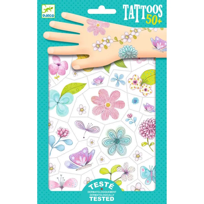 Tatouages temporaires « Belle des champs » Djeco 9585 sur fond turquoise, main en dessin, motifs fleurs et papillons multicolores.