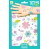 Tatouages temporaires « Belle des champs » Djeco 9585 sur fond turquoise, main en dessin, motifs fleurs et papillons multicolores.