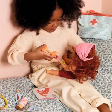 Visite chez le médecin, accessoire pour poupée POMEA de Djeco 7854