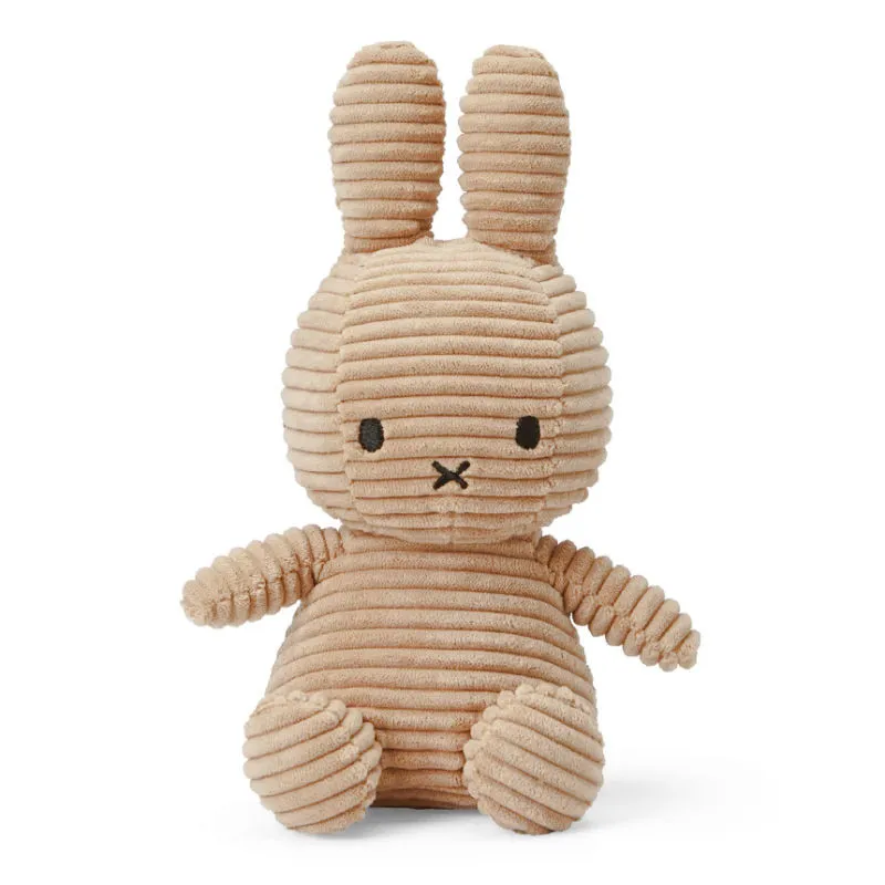 Peluche Miffy en velours côtelé beige de 23 cm, lapin assis à oreilles longues, détail noir simple sur le visage.