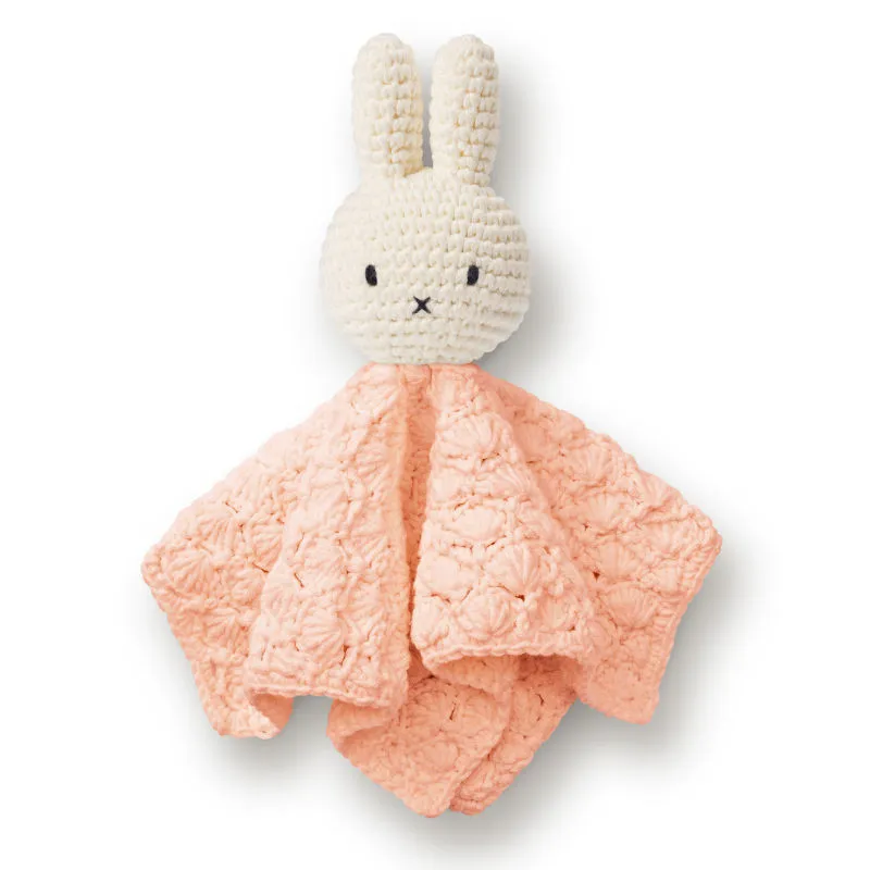 Doudou Miffy en crochet, lapin blanc avec cape en crochet rose pastel, produit Just Dutch.