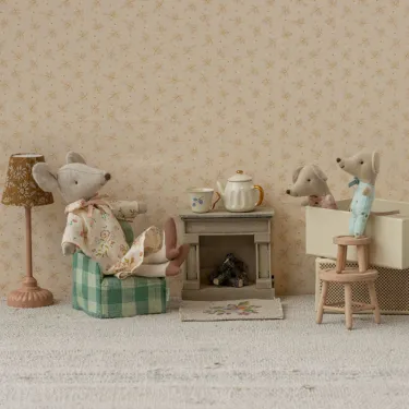 Cheminée miniature vintage blanche pour souris Maileg