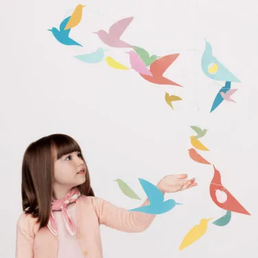 Mobile en papier "Des oiseaux multicolores" DJECO 4375 Collection Katsumi Komagata
