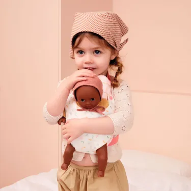 Porte bébé 'Lavender' accessoire pour poupée POMEA de Djeco 7812