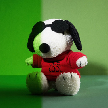 Peluche Snoopy assis "Joe Cool" - 20cm