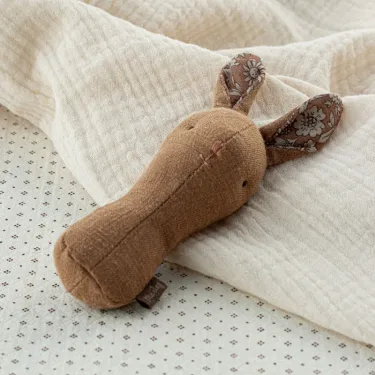 Hochet lapin en lin - Lullaby friends Maileg - tissu couleur chocolat