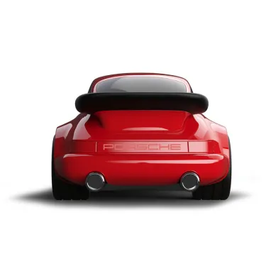 Voiture jouet Porsche 911 rouge vue de l’arrière, aileron noir, double pots d’échappement et signature Porsche sur le coffre.