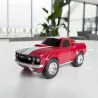 Voiture-jouet Ford Mustang rouge, style race, chromes et bande blanche, vitres noires, design de voiture de sport sur un bureau.