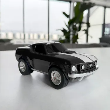 Voiture-jouet noire Ford Mustang, robuste et compacte, décor chromé sur les jantes, prête à rouler.