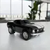 Voiture-jouet noire Ford Mustang, robuste et compacte, décor chromé sur les jantes, prête à rouler.