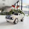 Voiture miniaturisée Ford Mustang beige, modèle de jouet racing car Baghera, vue de face sur une table intérieur. Ultra détaillée avec rayures bleues et pneus chromés.