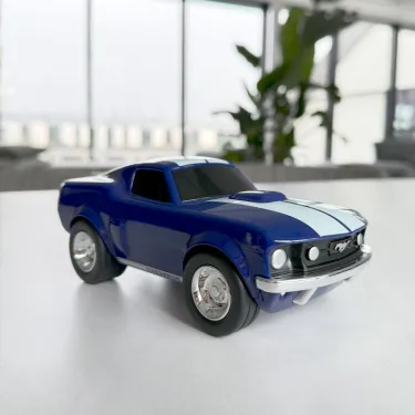 Voiture jouet Ford Mustang bleue avec bande blanche, modèle Racing Car Baghera - 496, sur une surface claire en intérieur.