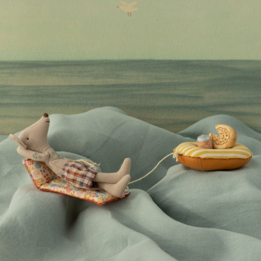 Papa souris et son matelas de plage à fleurs Maileg