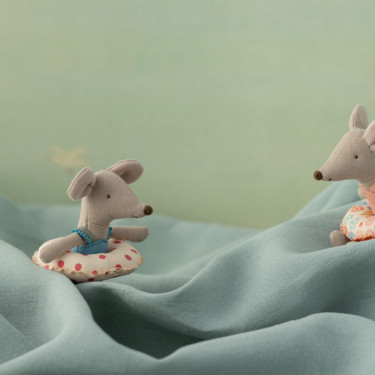Petite soeur souris de plage avec bouée Maileg - Pois rouges