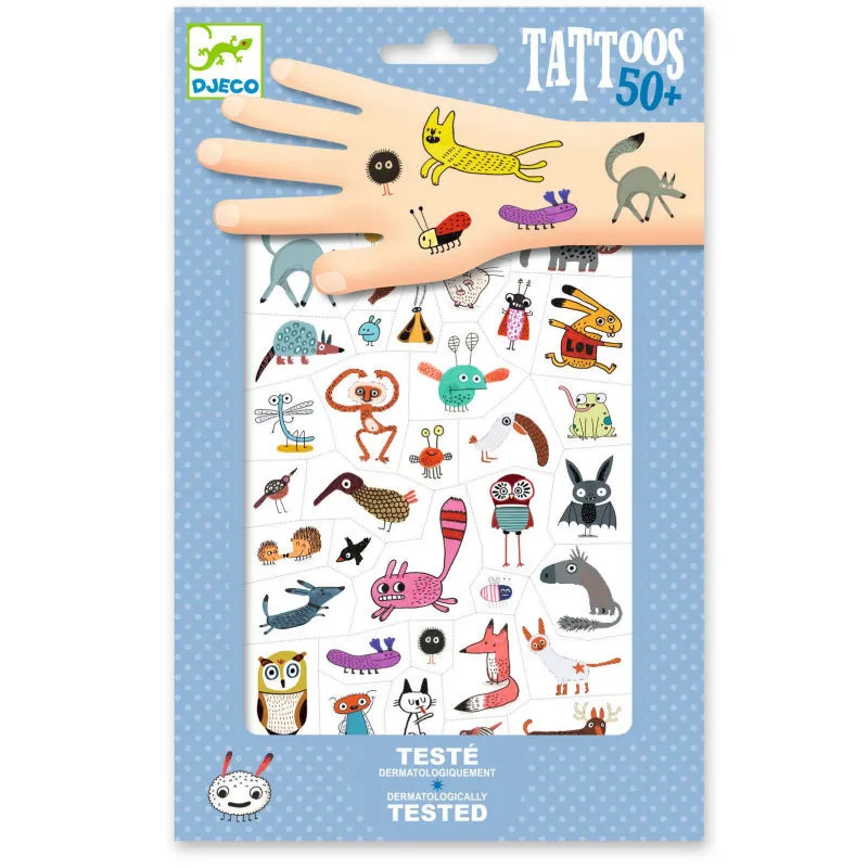 Tatouages éphémères « Petites Bestioles » DJECO 9911: dessins d’insectes et animaux sur main, sur fond bleu à pois, emballage démontrant des stickers colorés.