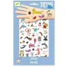 Tatouages éphémères « Petites Bestioles » DJECO 9911: dessins d’insectes et animaux sur main, sur fond bleu à pois, emballage démontrant des stickers colorés.