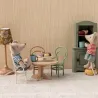 Table à manger ovale miniature en bois naturel pour souris Maileg