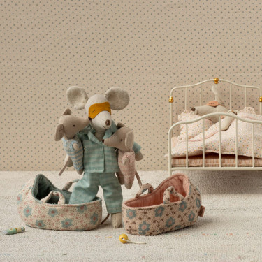 Bébé souris dans son couffin Maileg - Rose