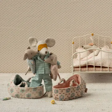 Bébé souris dans son couffin Maileg - Rose