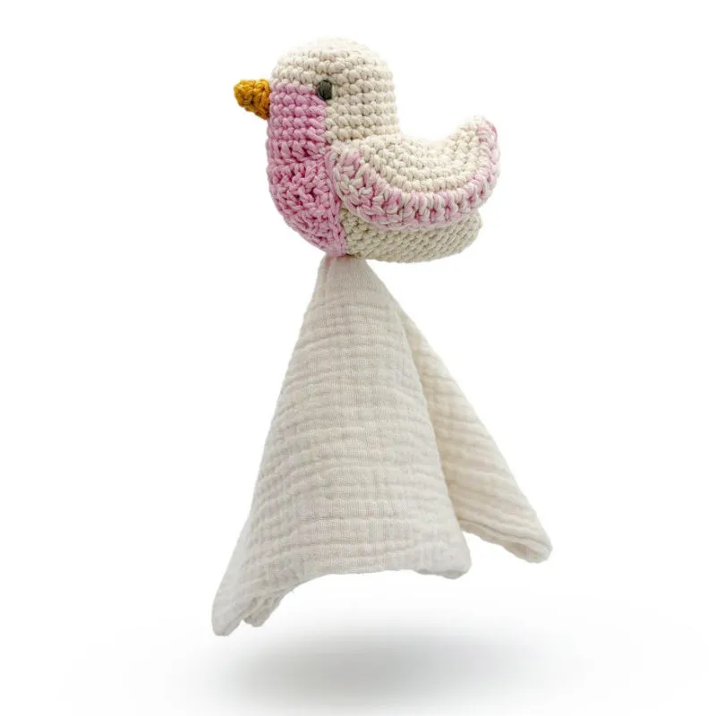 Doudou mésange rose en coton bio, poupon crocheté sur une cape blanche en tissu, image produit des Veggy Toys.