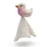 Doudou mésange rose en coton bio, poupon crocheté sur une cape blanche en tissu, image produit des Veggy Toys.