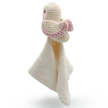 Doudou mésange rose en coton bio, peluche crochetée avec une cape blanche légère.