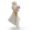 Doudou mésange rose en coton bio, peluche crochetée avec une cape blanche légère.