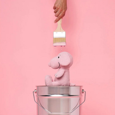 Peluche Snoopy assis en velours côtelé rose pastel - 19cm