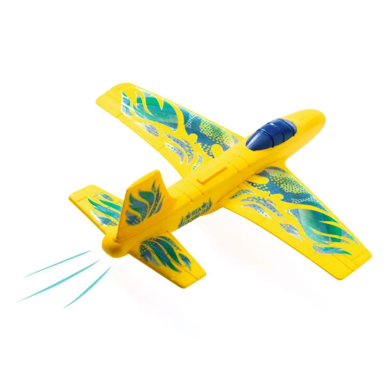Petit planeur jaune DJECO 2100 "Fire Jet" en vol, avec ailettes bleues et traînée légère sous l'arrière.