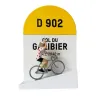 Borne kilométrique jaune D 902 du col du Galibier avec cycliste miniature sur un support blanc, alt. 2642 m. Produit Borne kilométrique Bernard et Eddy - Galibier.