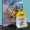 Mini-borne kilométrique jaune et blanc devant une planche de bande dessinée sur le Tour de France, représentant un cycliste en maillot vert et un petit personnage sur un vélo. intégration du nom Borne kilométrique Bernard et Eddy - Galibier - D 902