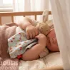 Doudou lapin SIGIKID 31269 en tissu bleu à fleurs, bébé dormant paisiblement avec le jouet près du visage.